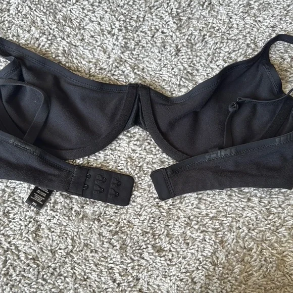 Like new unlined underwire SKIMS bra with Adjustable Straps - Picture 3 of 5